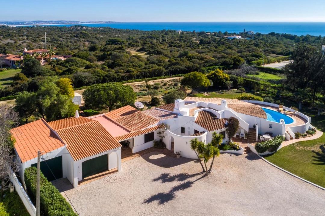 Caramujeira Villa | Casa Ryder - Short walk from Praia da Marinha