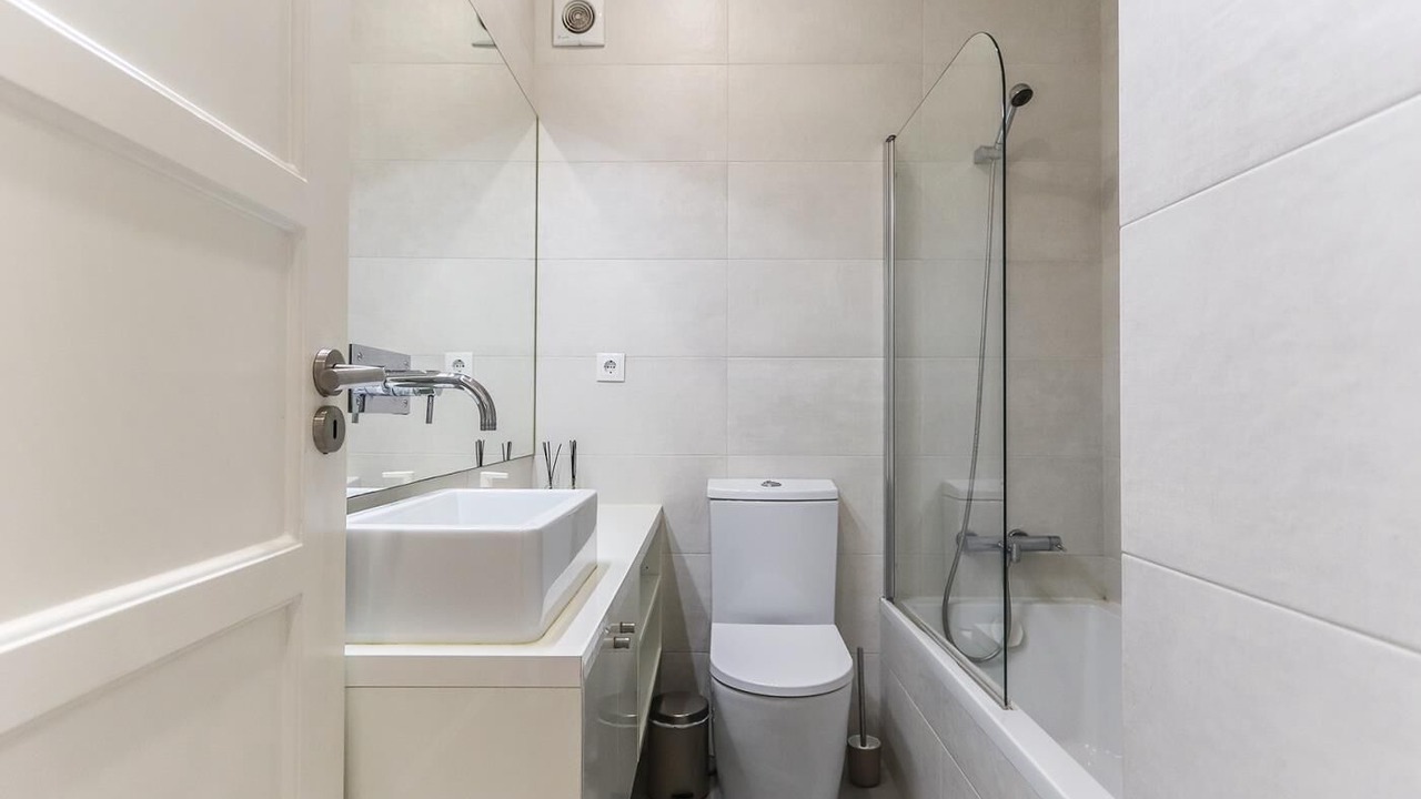 Photo of Bathroom in Linda-a-Velha