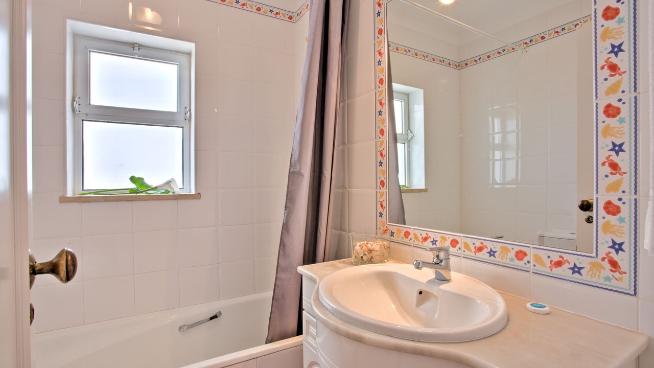 Photo of Bathroom in Meia Praia