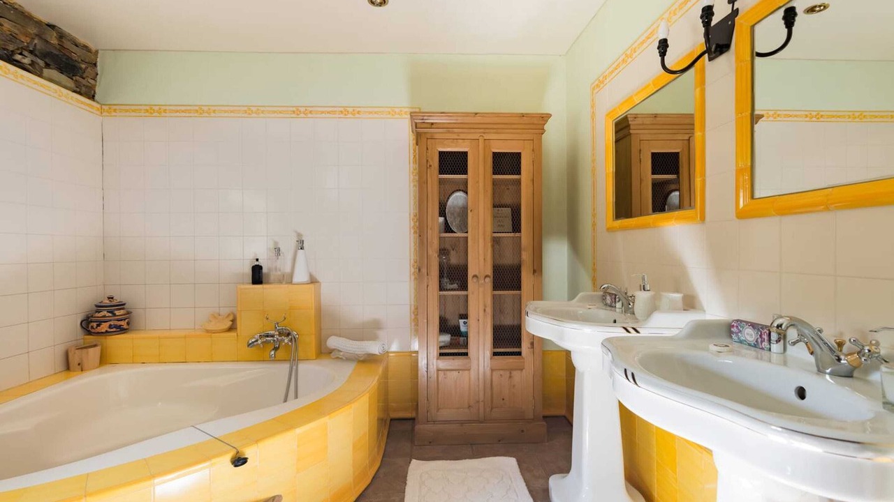 Photo of Bathroom in Tondela