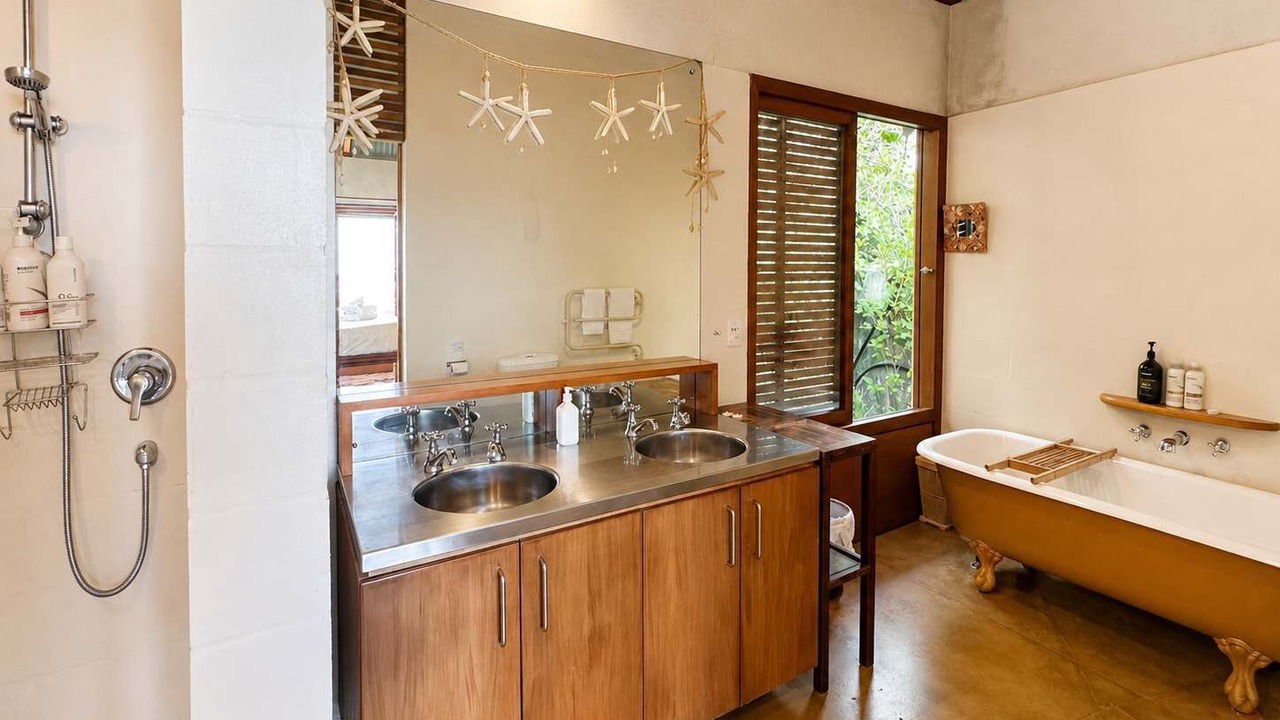 Photo of Bathroom in Onetangi