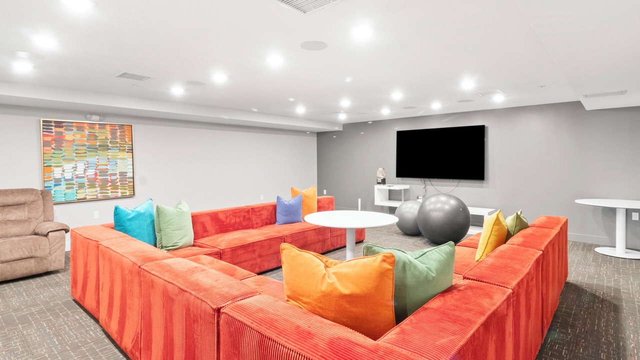 Photo of Livingroom in People's Freeway