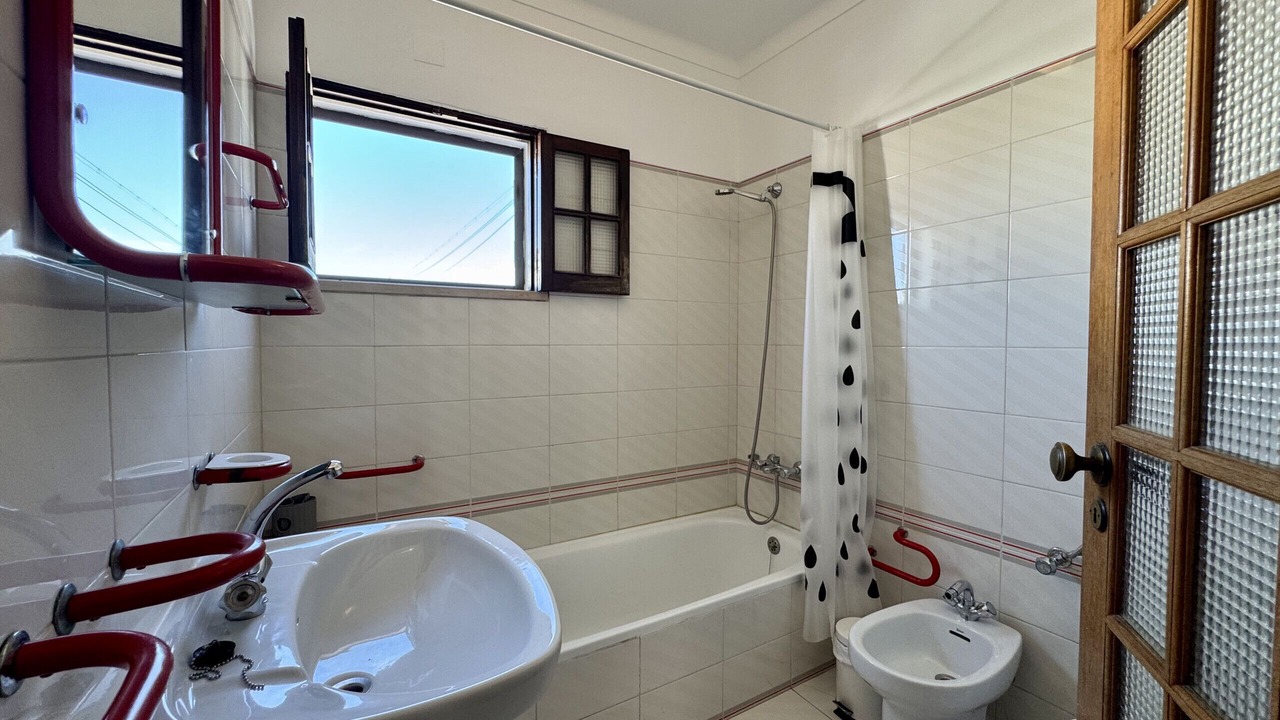 Photo of Bathroom in Gambelas