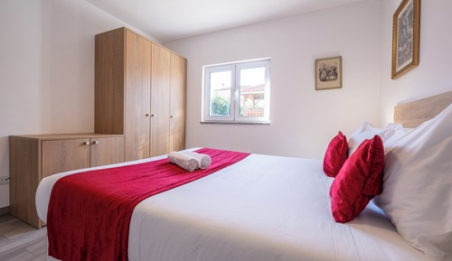 Deluxe Apartment, 1 Queen Bed with Sofa bed, Patio, Courtyard View