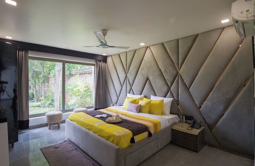 Gurugram Villa | ELIVAAS 5-BHK with Luxe Mudhouses, Tents, Pond & Pvt Pool | Kaimalgarh Farmstay