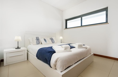 Telheiro Apartment | Marina Village Pool Garage Prime Location AC