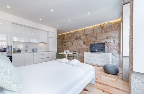 Uniao de Freguesias do Centro Apartment | GuestReady - Mezuzah Yellow