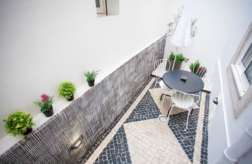 Sacramento Apartment | Between the Carmo and the Trinity