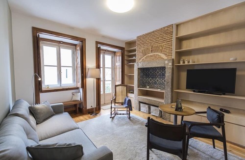 Santos Apartment | Rustic Flat at Lisbon`s Heart