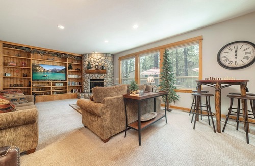 Sunriver House | Luxury 7 BR Home/Hot Tub/SHARC Passes/AC/Wi Fi/Bikes