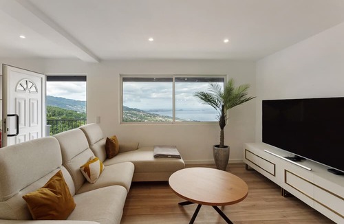 Gaula Apartment | 'View Suite' Room with Mountain View, Wi-Fi and Air Conditioning