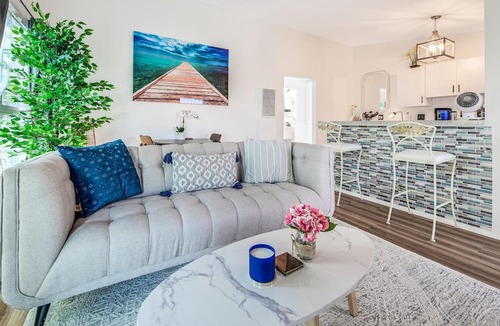 Ocean Park Apartment | Santa Monica Beach Suite. Off street parking and walking distance to everything!