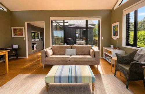 Onetangi House | Art Lovers Retreat - Stay Waiheke