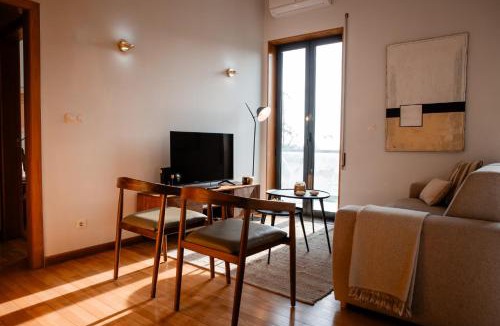 Linda-a-Velha Apartment | Premium Flat at Ajuda/Belém with Balcony, Parking!