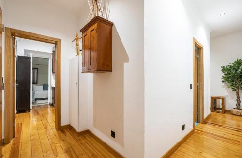 Sao Jose House | Cozy 3BR-Sleeps 8 wAC Patio Near Av Liberdade