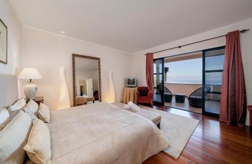 Santo Antonio Villa | Exquisite Madeira Villa Villa Funchal Luz 5 Bedroom Heated Pool