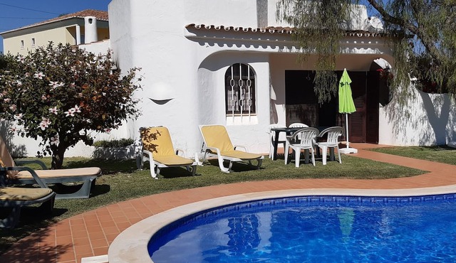House in a quiet area, overlooking the sea, private pool and beautiful garden