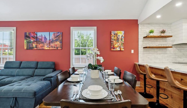 Spacious 5 BR 3.5 bath w private backyard in New Orleans