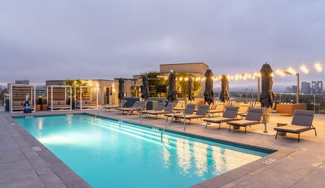 Stylish West LA 1BR w/Pool, Gym & BBQ, nr Restaurants, by Blueground in Los Angeles