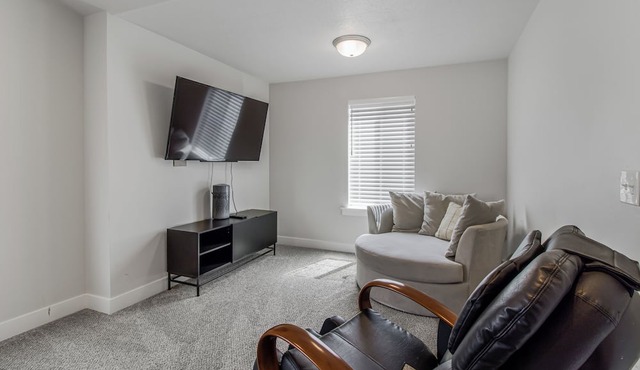 New Modern Twin Home, Pet Friendly, Close to Airport, Downtown, Resorts and more in Millcreek