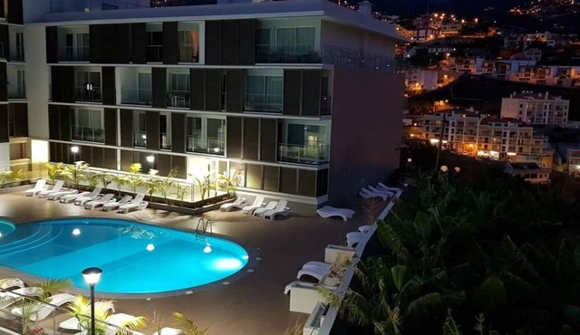 1 Bed Apartment Sleeps 4 with Pool