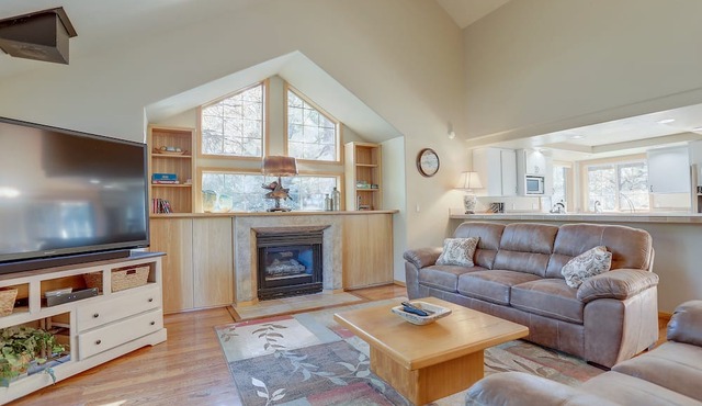 13 Ollalie - SHARC Passes, Close to South Entrance, Fireplace, Pet Friendly in Bend