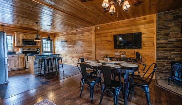 Chateau: 3 bedroom cabin with hot tub, pool table, lake view