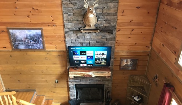 Stairway to Heaven Secluded Cabin, 3 King Suites, Firepit, Hot Tub, Arcade
