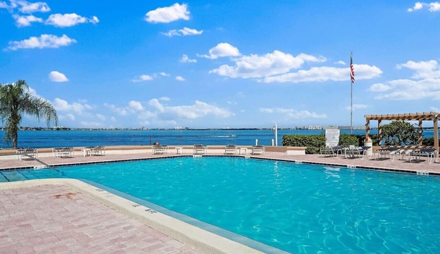 St Pete Isla Casa B-507 1/1-1/2 Bath Beautiful!