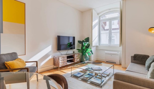 Downtown Sleek Apartment by LovelyStay