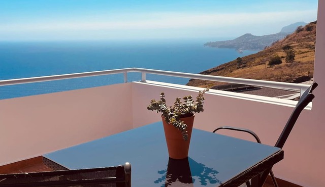 Garajau, Apartment with large terrace, ocean view, near Funchal, free parking