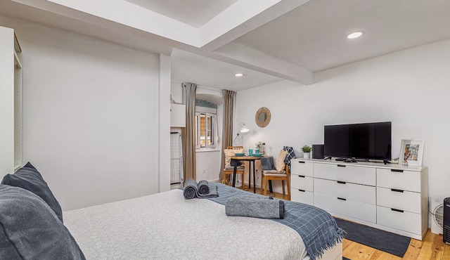 Studio in the heart of Mouraria. work and/or explore Lisbon.