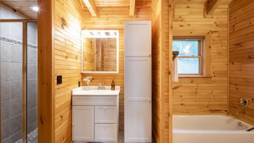 Mountain View Lodge by AvantStay in Asheville