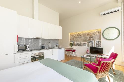 Charming Balcony Apartment in Historic Ribeira - Inside Porto Apartments "Mouzinho"