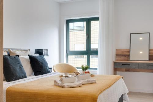 Host Wise - Bright Seaside Flat